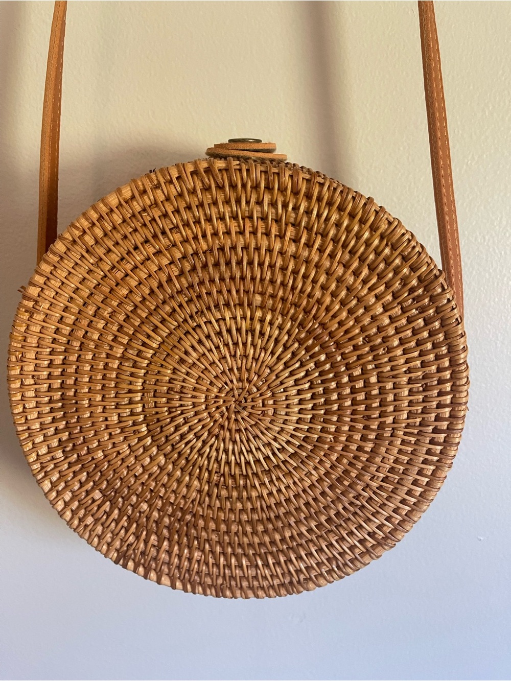 Round Woven Straw Crossbody Bag in Tan